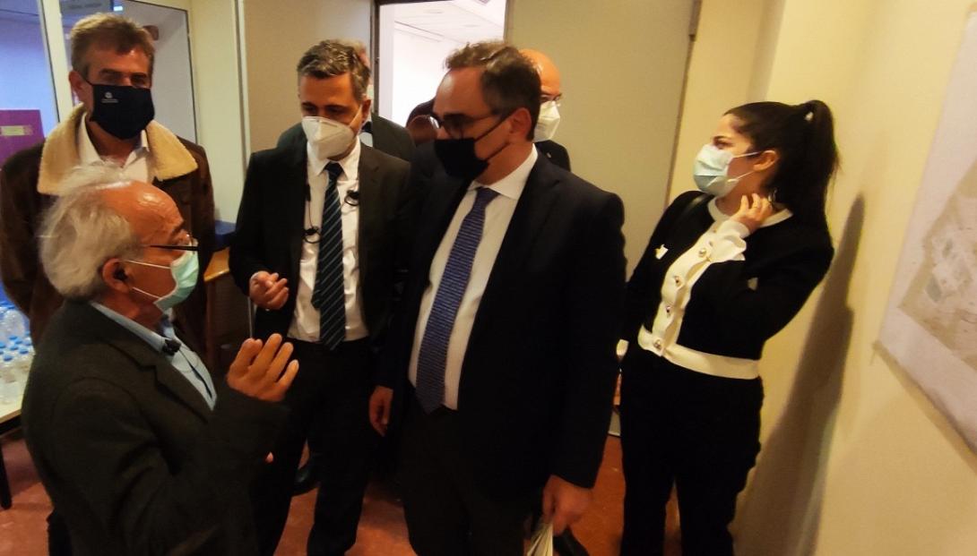 Στιγμιότυπο από την επίσκεψη Κοντοαμάνη στο νοσοκομείο Αγ. Νικολάου