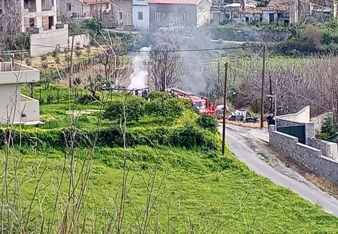 Οι πυροσβέστες έφτασαν άμεσα στην περιοχή και αντιμετώπισαν το περιστατικό.