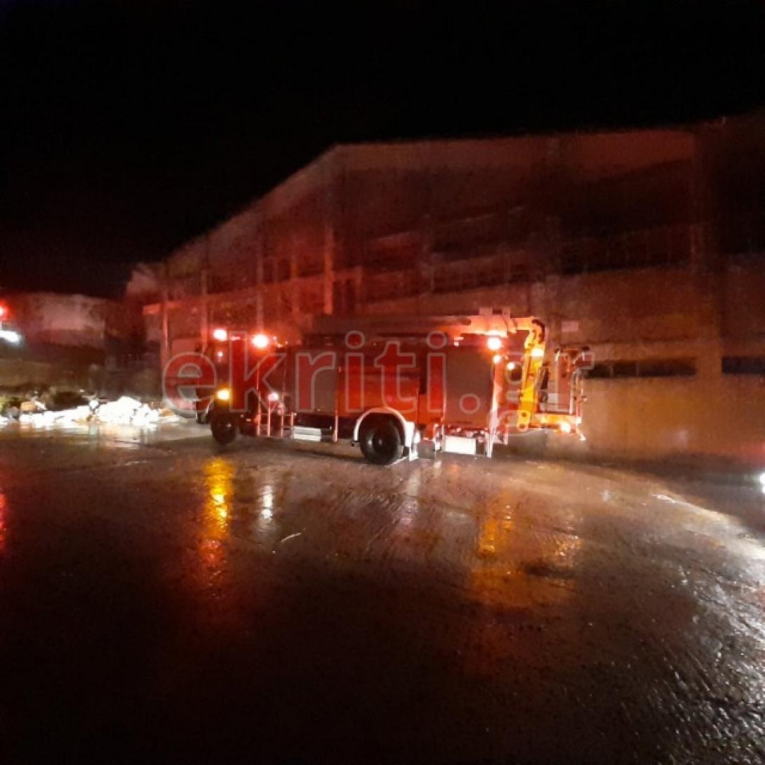 Πολλά οχήματα της Πυροσβεστικής βρέθηκαν στο συμβάν.