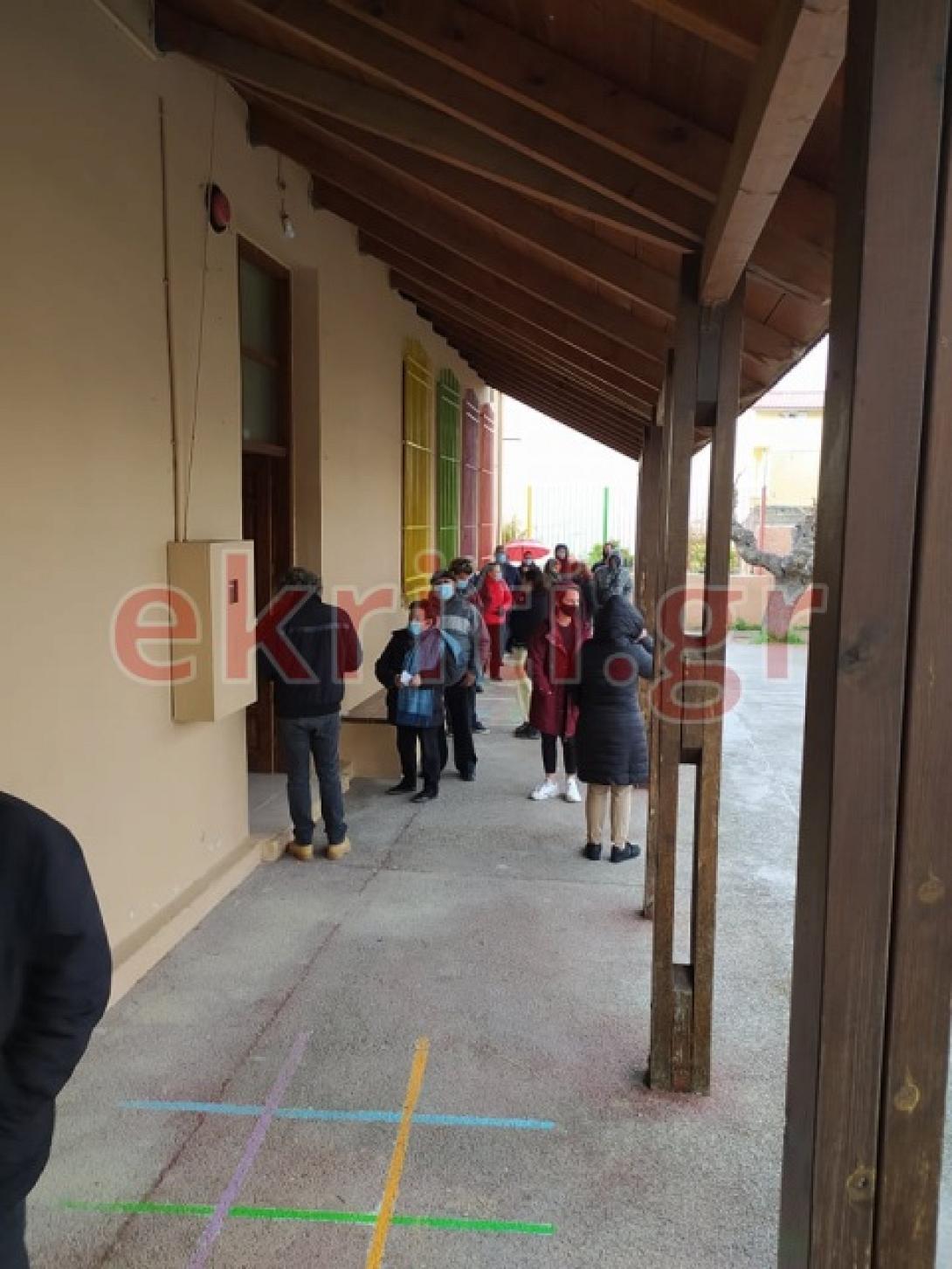 Στην ουρά, περιμένοντας την εξέταση