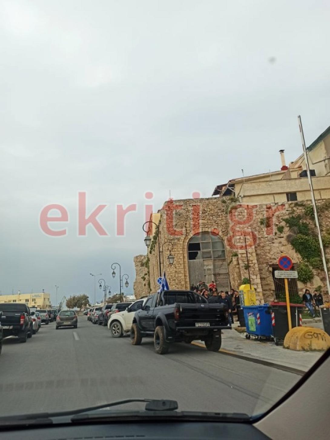 Διακριτική η παρουσία του Λιμενικού στην περιοχή.