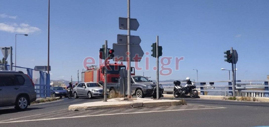 Το όχημα της Π.Υ. στηνΠαπαναστασίου