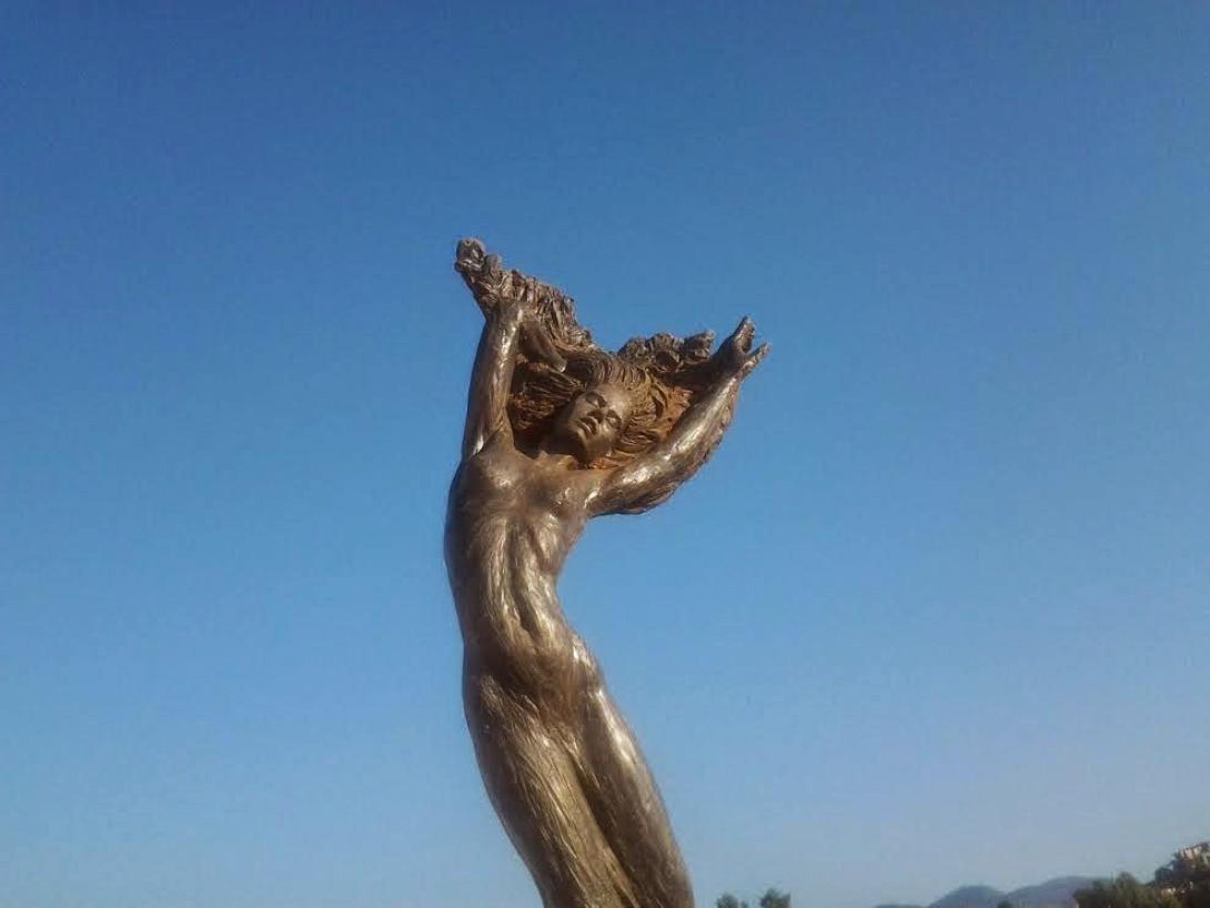 Μία κρητική ταράτσα που μοιάζει με .. γκαλερί