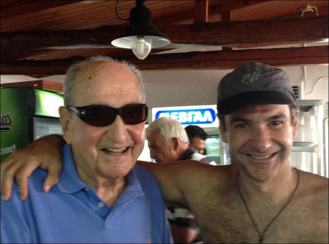 Πατήρ και υιός Μητσοτάκης πίνουν ρακές