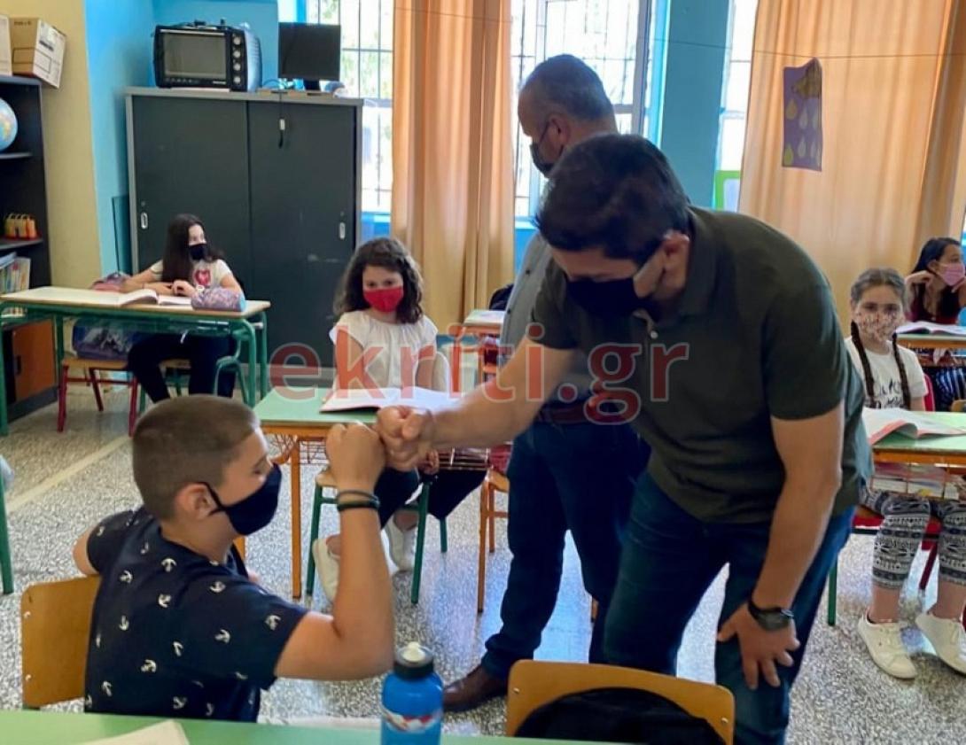 Ο Λευτέρης Αυγενάκης "χαιρετά" μικρό μαθητή, όπως επιβάλλει η πανδημία