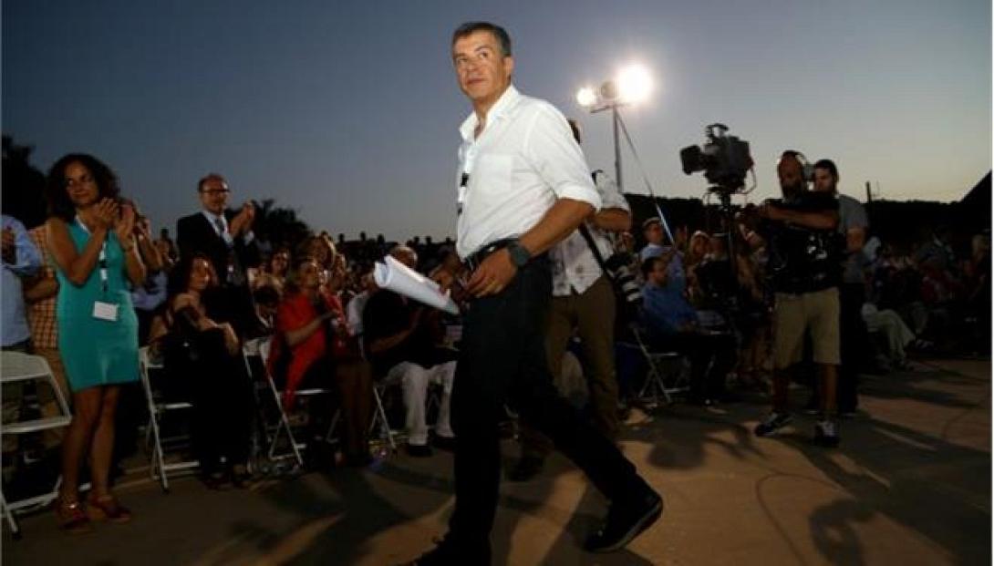 Ο Στ.Θεοδωράκης θέλει την "Εθνική Ελλάδος" στα υπουργεία