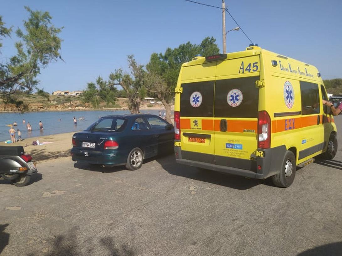 Ασθενοφόρο του ΕΚΑΒ παρέλαβε τη σορό του κοριτσιού...