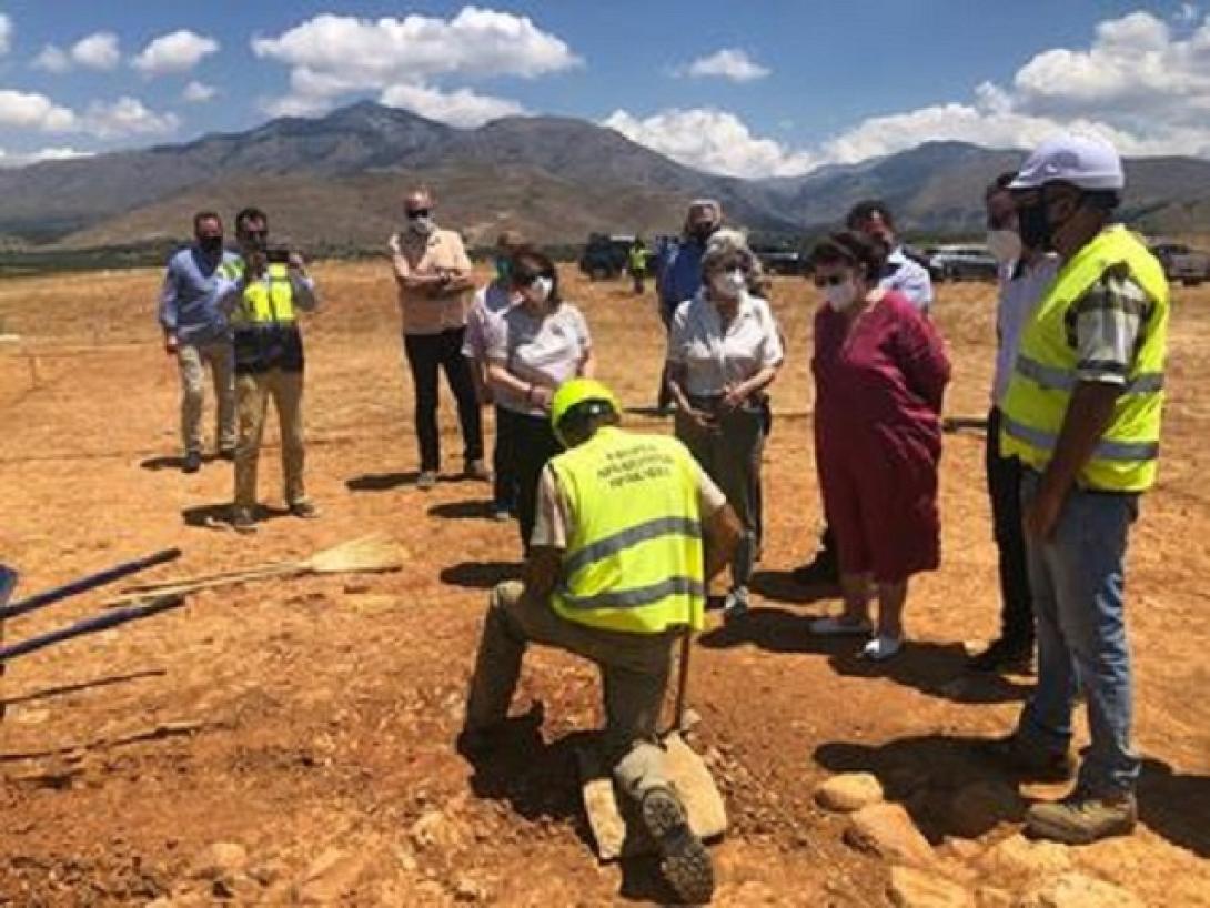  φωτογραφίες από την επίσκεψη της Υπουργού στο υπό κατασκευήν αεροδρόμιο.