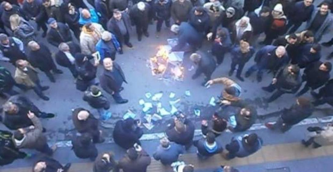 αγροτες καινε σημαια συριζα