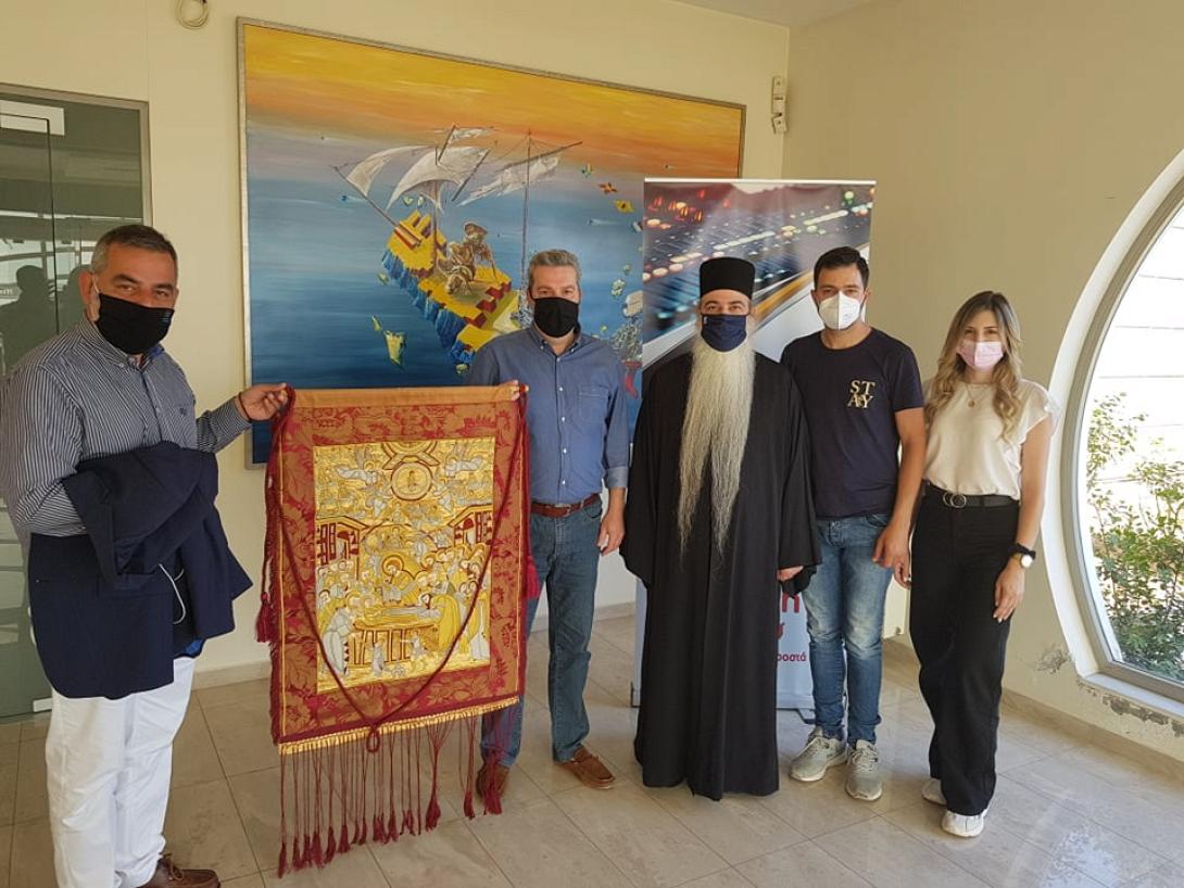 Το Ιερό Λάβαρο κρατούν ο Λευτέρης Βαρδάκης με το Δήμαρχο Οροπεδίου Γιάννη Στεφανάκη,κοντά τους ο Καθηγούμενος της Αγίας Λαύρας, ο Γιώργος Παπαδάκης, Ειρήνη Φουντουλάκη