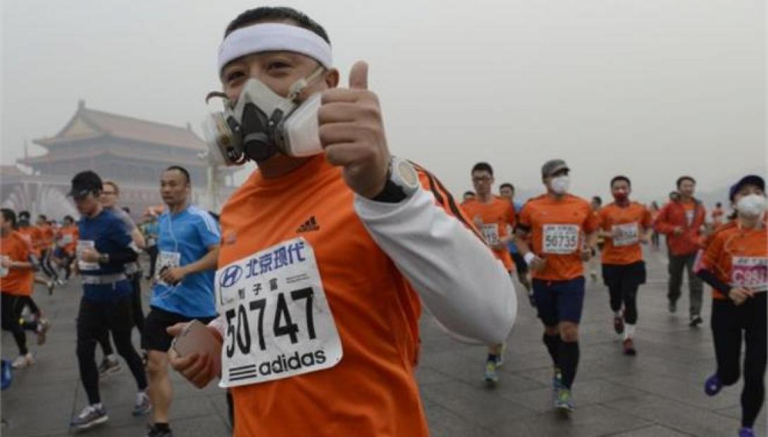 Με μάσκες οι μαραθωνοδρόμοι στο Πεκίνο λόγω...νέφους