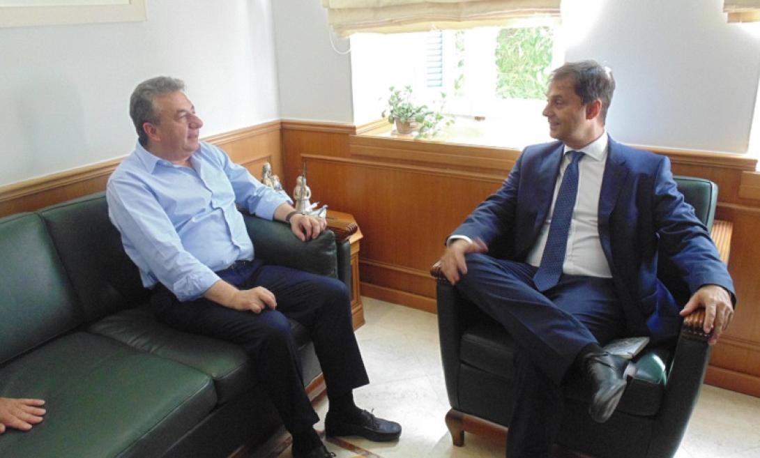 αρναουτακης θεοχαρης.jpg