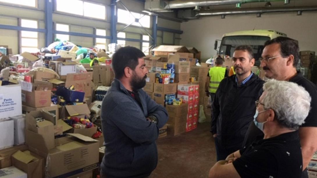 Αρκαλοχώρι: Ο Γιάννης Πρωτούλης στην αποθήκη συλλογής ειδών πρώτης ανάγκης