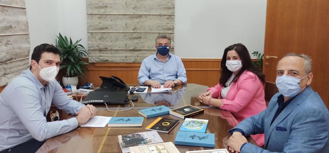  Η παράδοση και διανομή των βιβλίων στις σχολικές μονάδες θα γίνει με τη βοήθεια των Χωρικών Αντιπεριφερειαρχών και των Δ/ντών Α/θμιας και Β/θμιας Εκπαίδευσης.