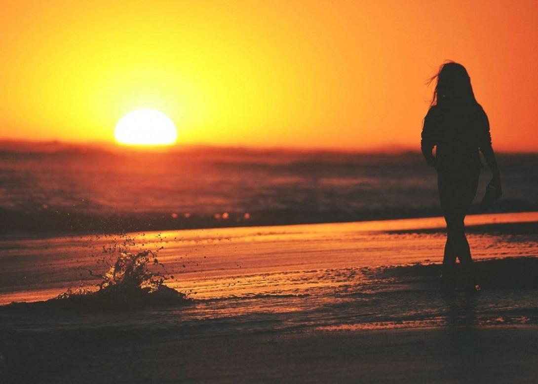 γυναίκα ηλιοβασίλεμα