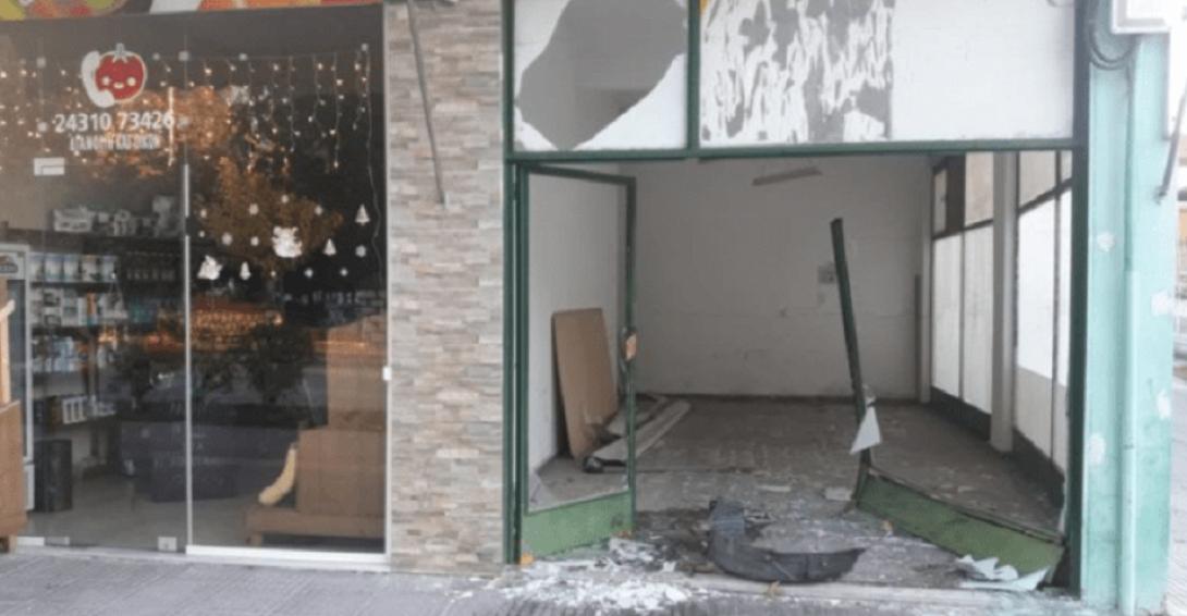 μπουκαρε με το αυτοκινητο σε μαγαζί.png