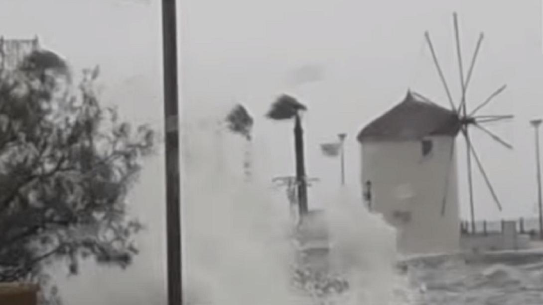 Πάρο: Τεράστια κύματα «κατάπιαν» ακτές της Παροικιάς και της Νάουσας.png