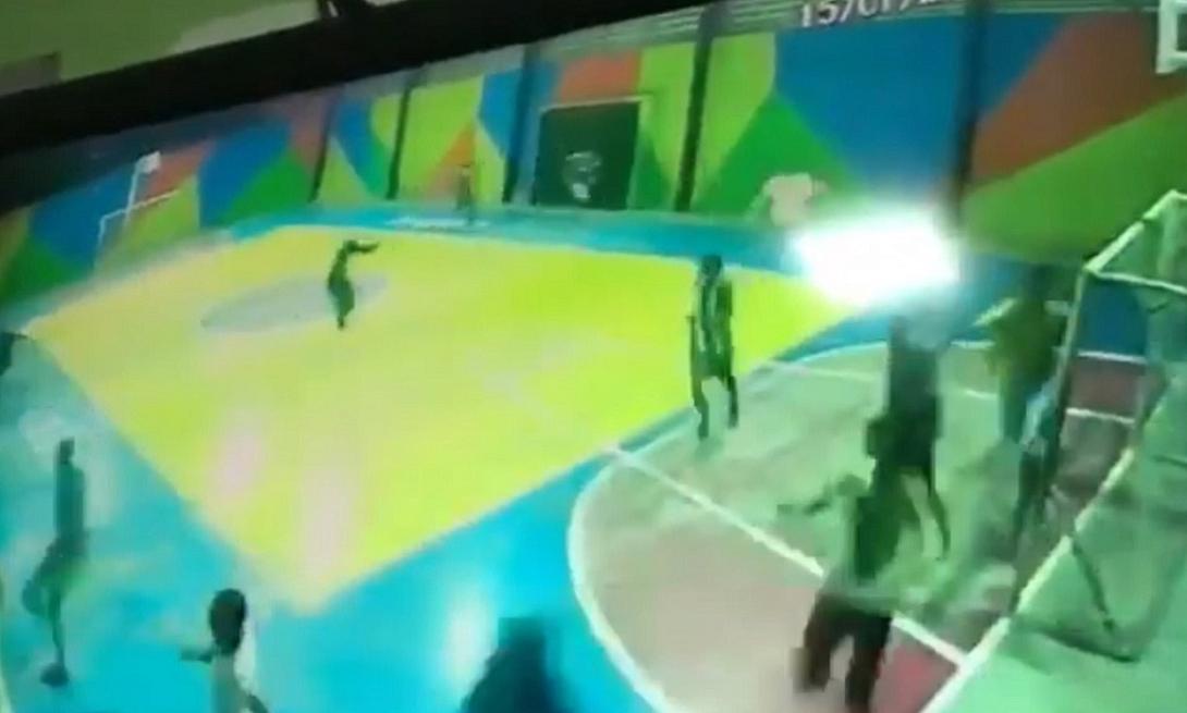 H στιγμή της εισβολής των δύο κουκουλοφόρων ενόπλων.jpg