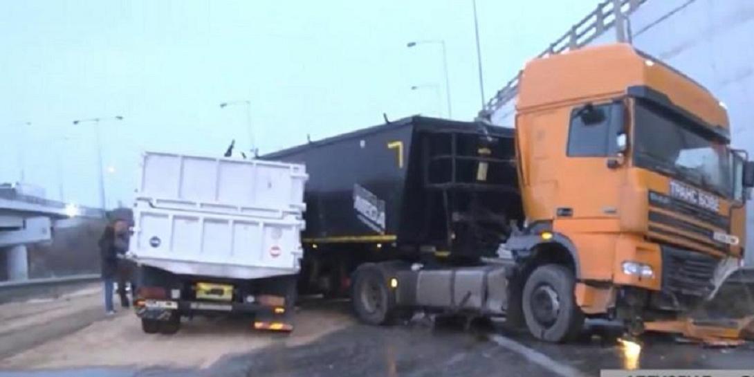 συγκρουση νταλίκας με φορτηγό.jpg