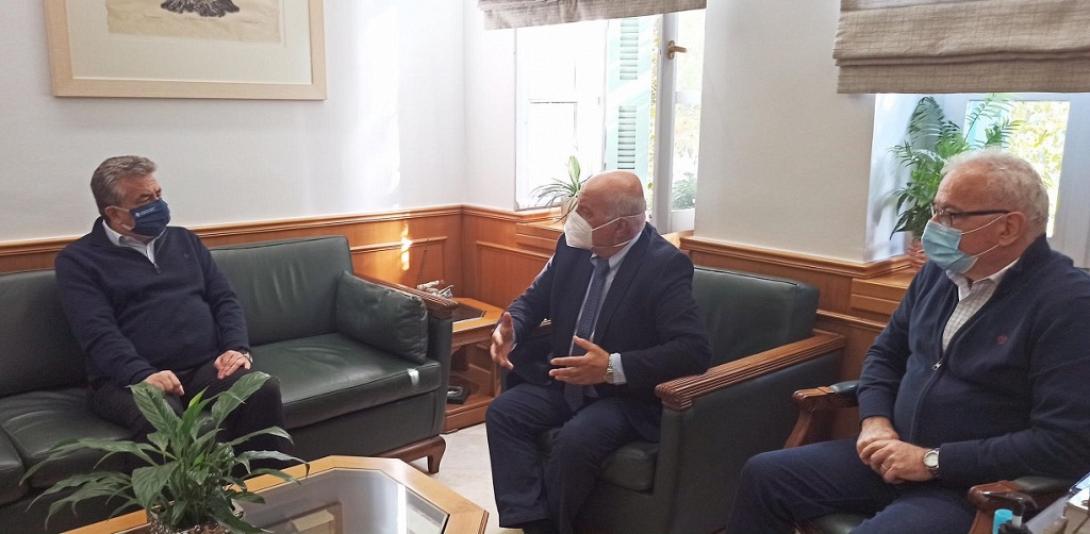 Ο καθηγητής Νίκος Τζανάκης ενημερώνει τον Περιφερειάρχη Σταύρο Αρναουτάκη και τον Αντιπεριφερειάρχη Λάμπρο Βαμβακά