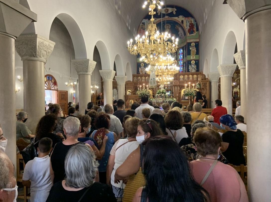 Το προσκύνημα του Δεκαπενταύγουστου με μάσκες