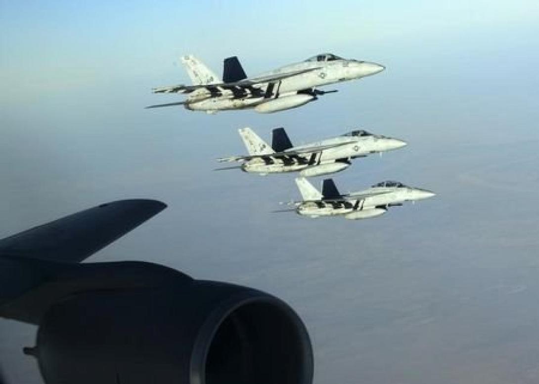 Πρώτοι βομβαρδισμοί μονάδων πετρελαίου στη Συρία