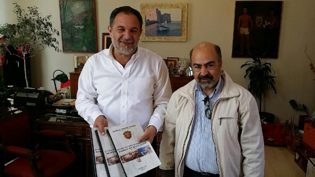 Μελέτη για τα μνημεία του Ηρακλείου παρέδωσαν μαθητές του Εσπερινού στο Δήμαρχο Ηρακλείου