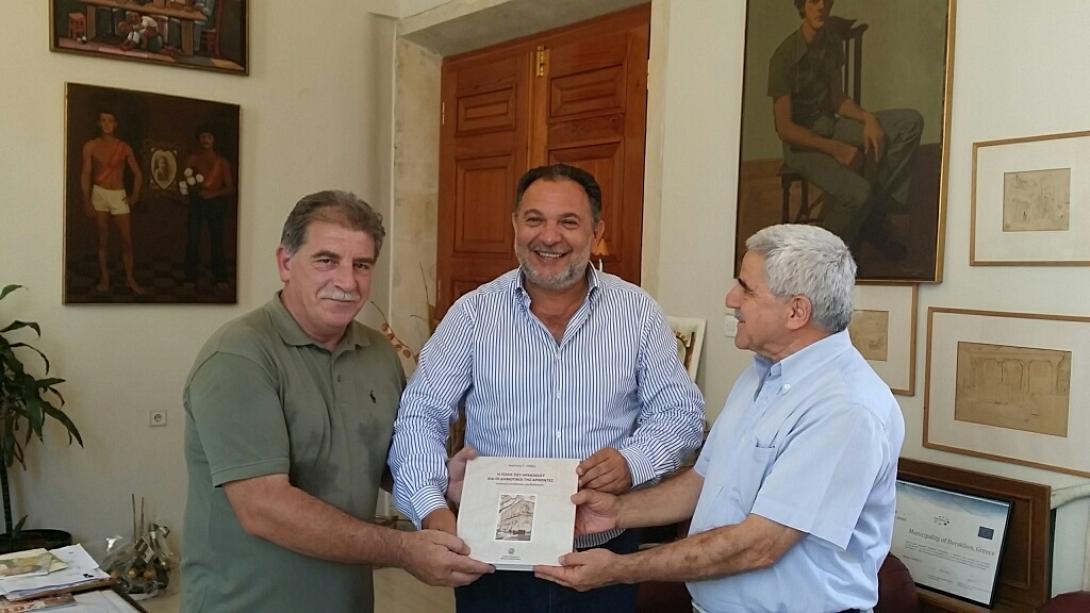 Στο Δήμαρχο το πρώτο αντίτυπο από το νέο βιβλίο του Δημήτρη Σάββα