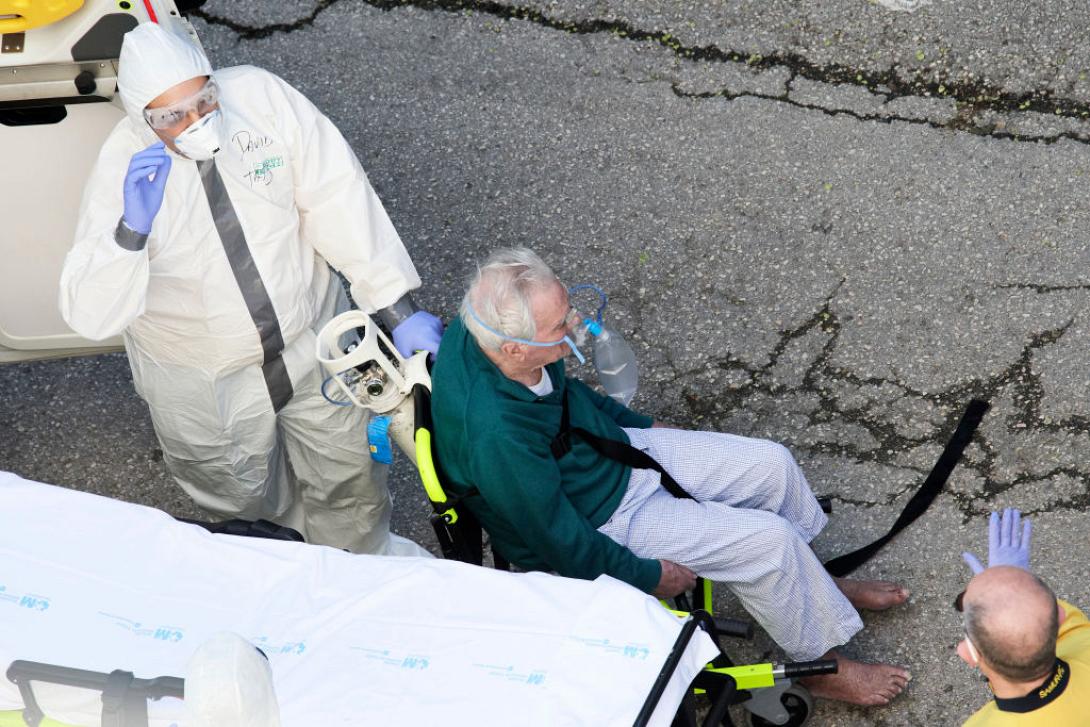 Ένας Ισπανός ηλικιωμένος μεταφέρεται στο νοσοκομείο, πιθανότητα να είναι ένα ακόμα κρούσμα του κορωνοϊού 
