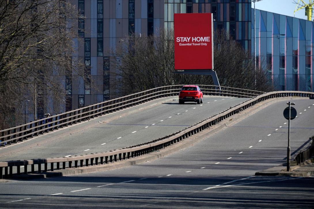 Μια τεράστια πινακίδα προτρέπει τους οδηγούς της Αγγλίας να μείνουν ασφαλείς