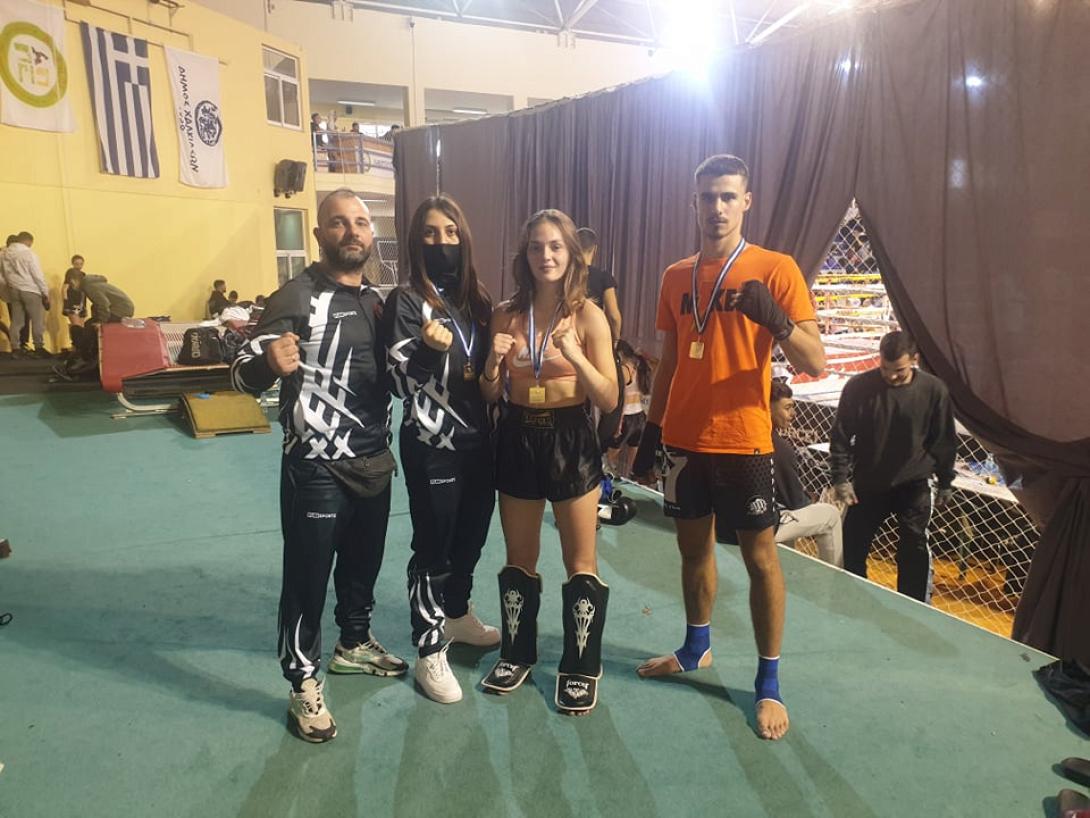 Ο Γιώργος Κουμιώτης και οι αθλητές του.