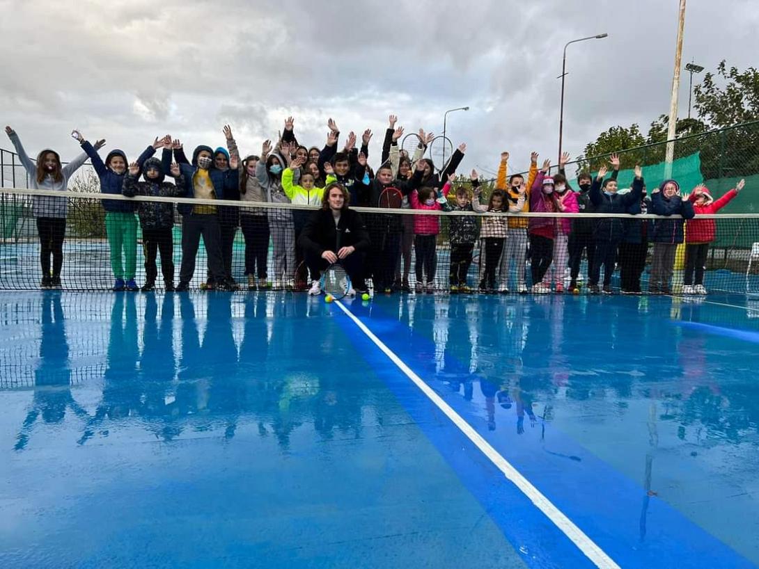 Ο Στέφανος Τσιτσιπάς έπαιξε τένις με τα παιδιά στο Αρκαλοχώρι.