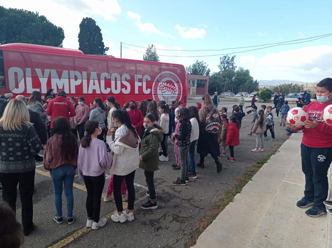 Στα παιδιά μοιράστηκαν δώρα από την ΠΑΕ Ολυμπιακός.
