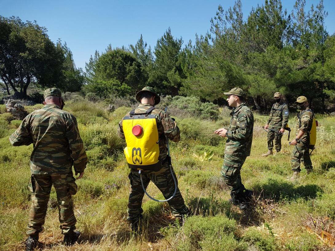 Οι έφεδροι κατά την διάρκεια της εκπαίδευσης στην χρήση επινώτιων πυροσβεστήρων.