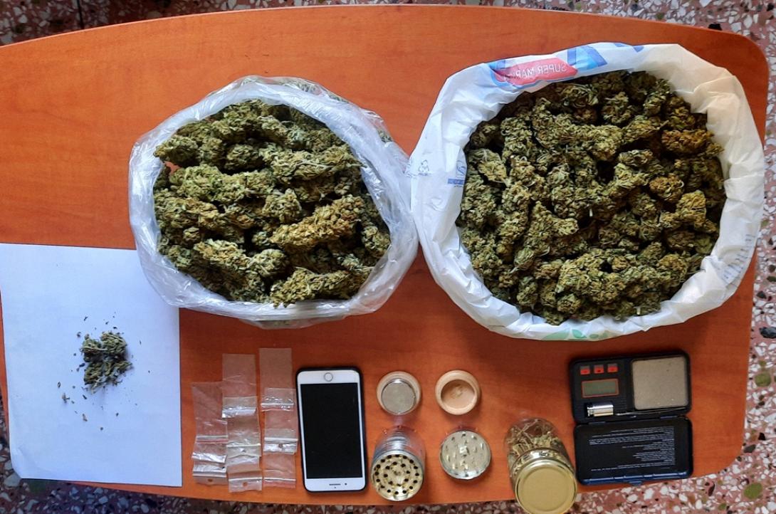 Τα ναρκωτικά που εντόπισαν οι αστυνομικοί.