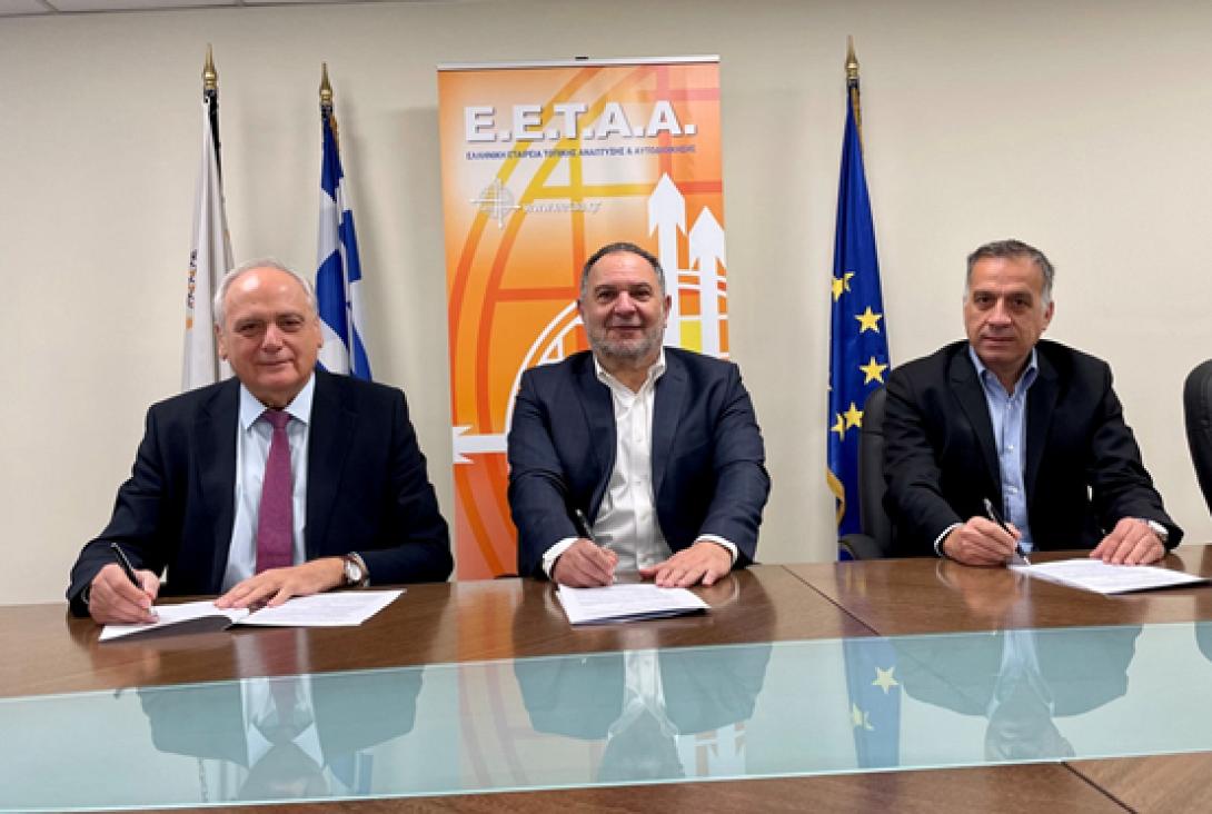 Ο Πρόεδρος της ΠΕΔ Κρήτης Γιάννης Κουράκης ανάμεσα στον Διευθύνοντα Σύμβουλο και τον Πρόεδρο της ΕΕΤΑΑ Σπύρο Σπυρίδων (αριστερά) και Δημήτρη Μαραβέλια (δεξιά)