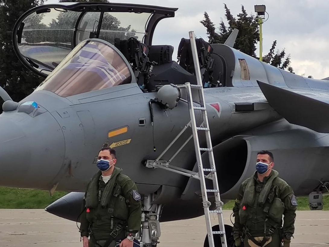 Οι Έλληνες πιλότοι μπροστά από το διθέσιο Rafale.