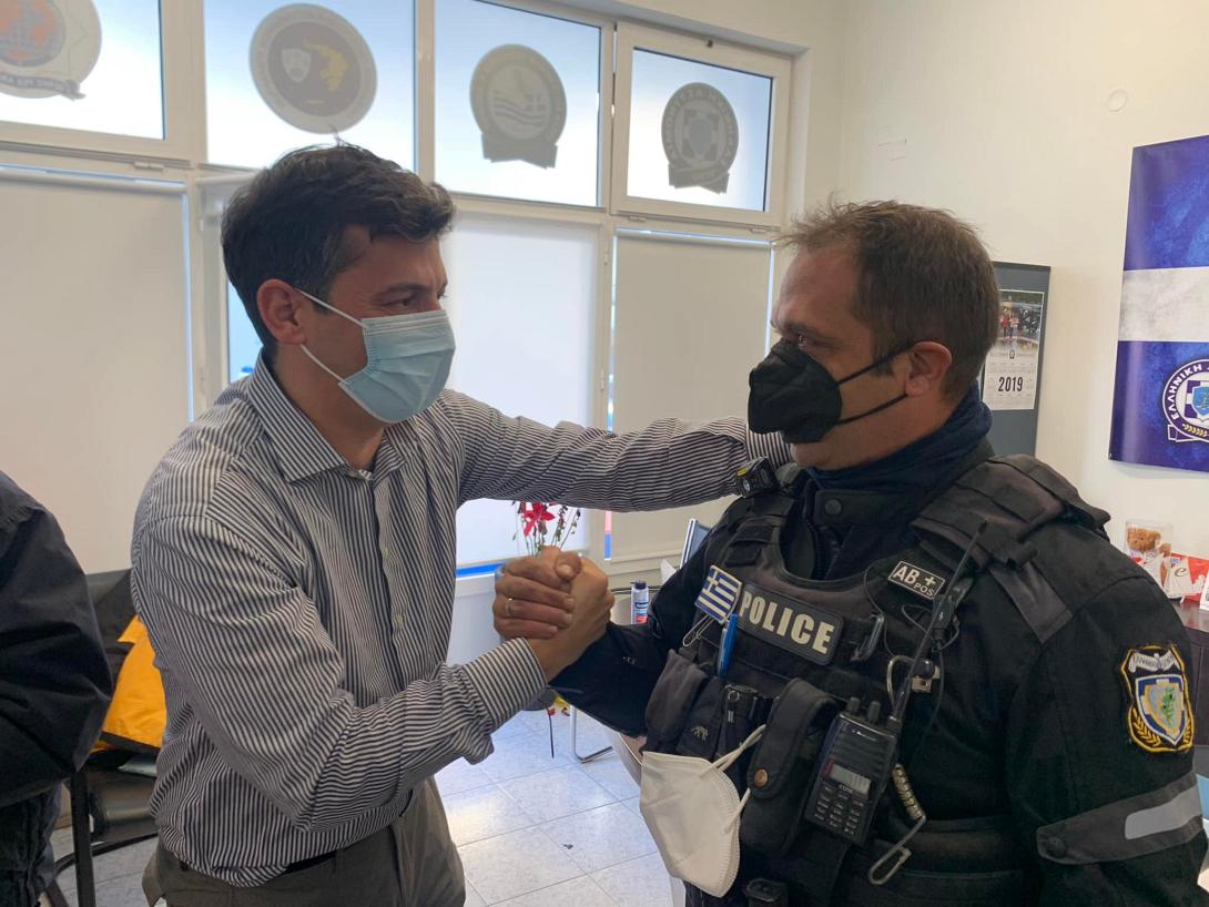 Ο Γιώργος Καρτσάκης ενώ δέχεται τις ευχές ενός συναδέλφου του.