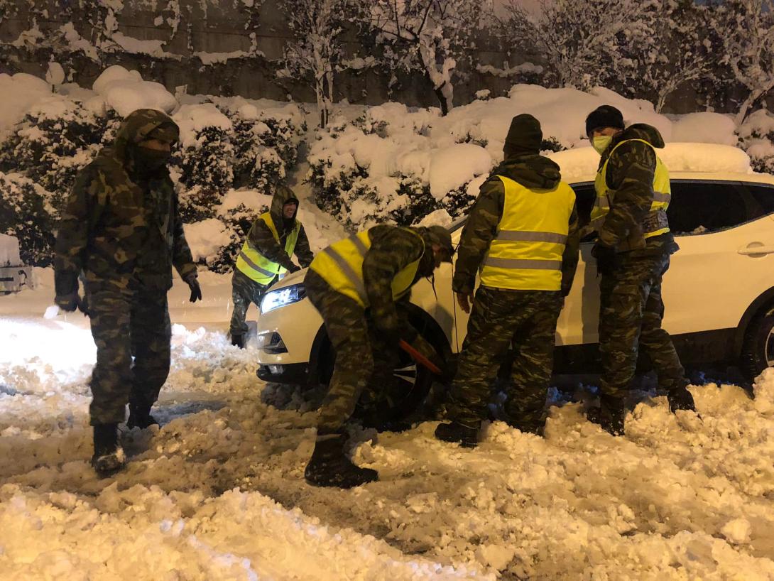 Ο Στρατός στο πλευρό των εγκλωβισμένων οδηγών.