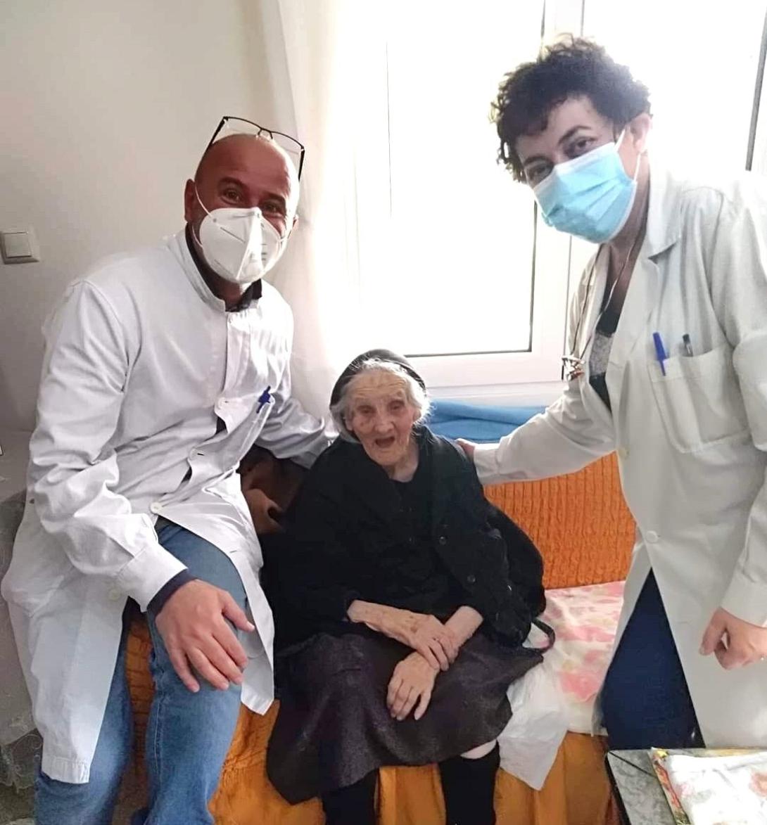 εμβολιασμός ηλικιωμένης