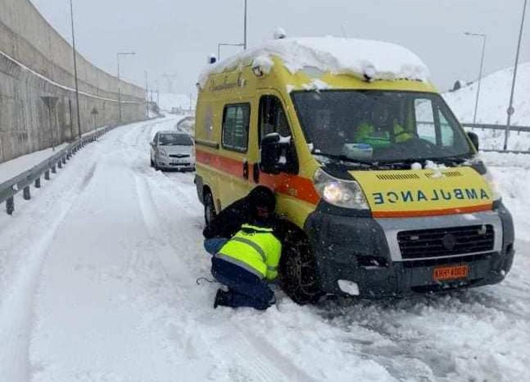 ΕΚΑΒ ασθενοφόρο χιόνια