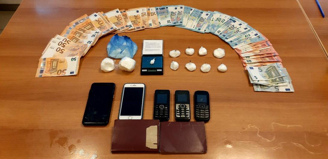 Τα ναρκωτικά και τα άλλα ευρήματα της αστυνομίας.