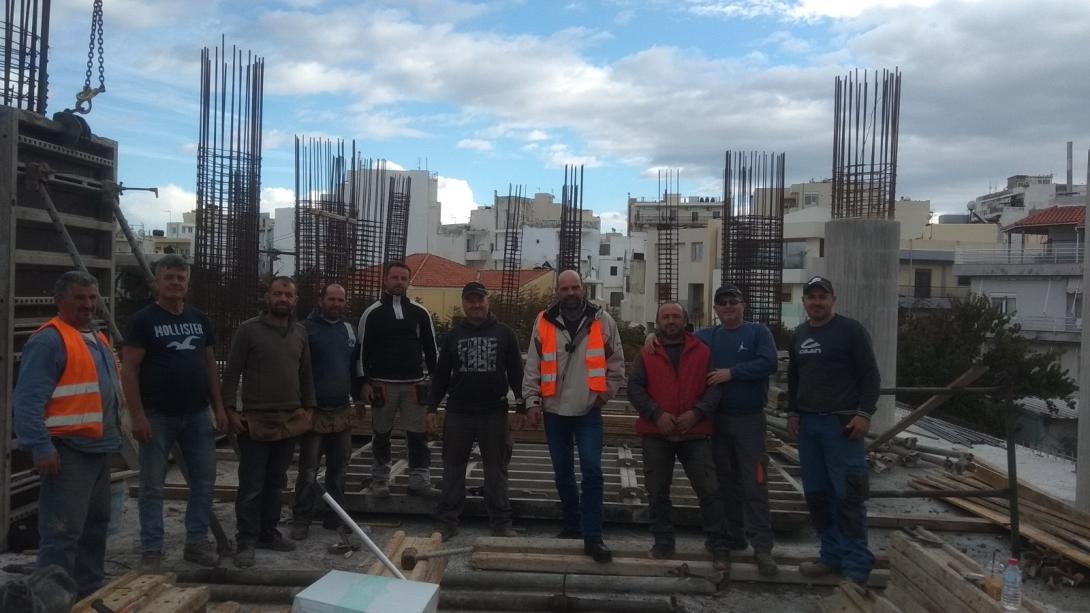 Ηράκλειο: Περιοδείες οικοδόμων και κοπή Πρωτοχρονιάτικης πίτας