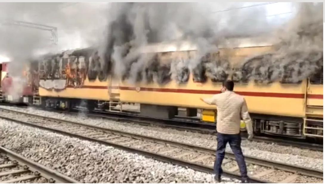 ΦΩΤΙΑ ΤΡΕΝΑ