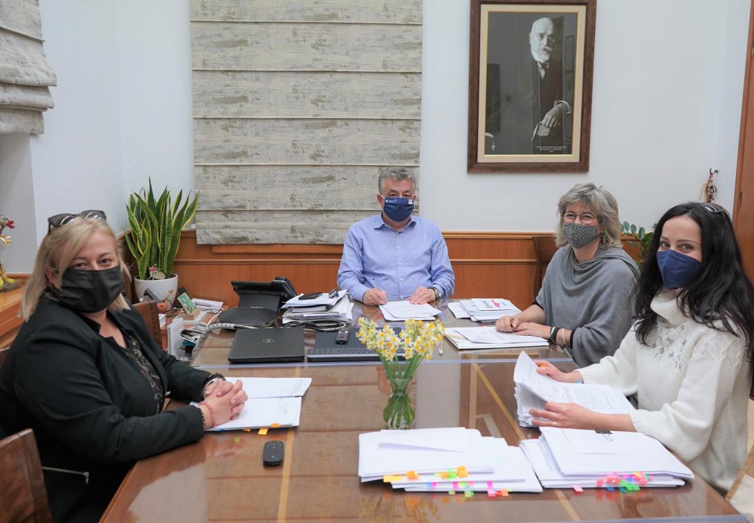 Ο Περιφερειάρχης Στ. Αρναουτάκης υπέγραψε τις αποφάσεις έγκρισης των ενισχύσεων