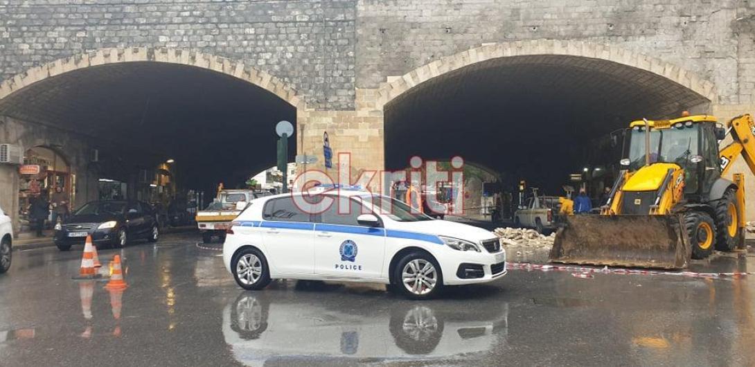 Ξήλωσαν την επένδυση στην Καινούργια Πόρτα