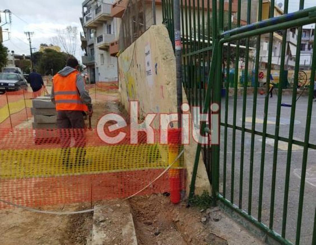 Ο τοίχος είναι έτοιμος να πέσει, αλλά τα έργα ανάπλασης συνεχίζονται...