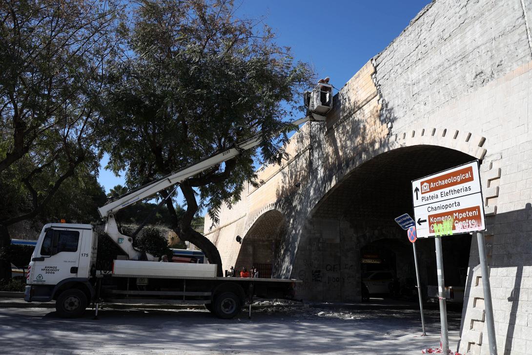 Ξήλωσαν όλη την επένδυση στην Καινούργια Πόρτα