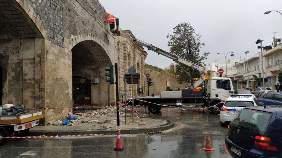 Ξήλωσαν την επένδυση στην Καινούργια Πόρτα