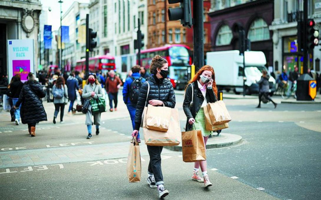 Η Βρετανία «τελειώνει» την καραντίνα για όσους έχουν κορωνοϊό